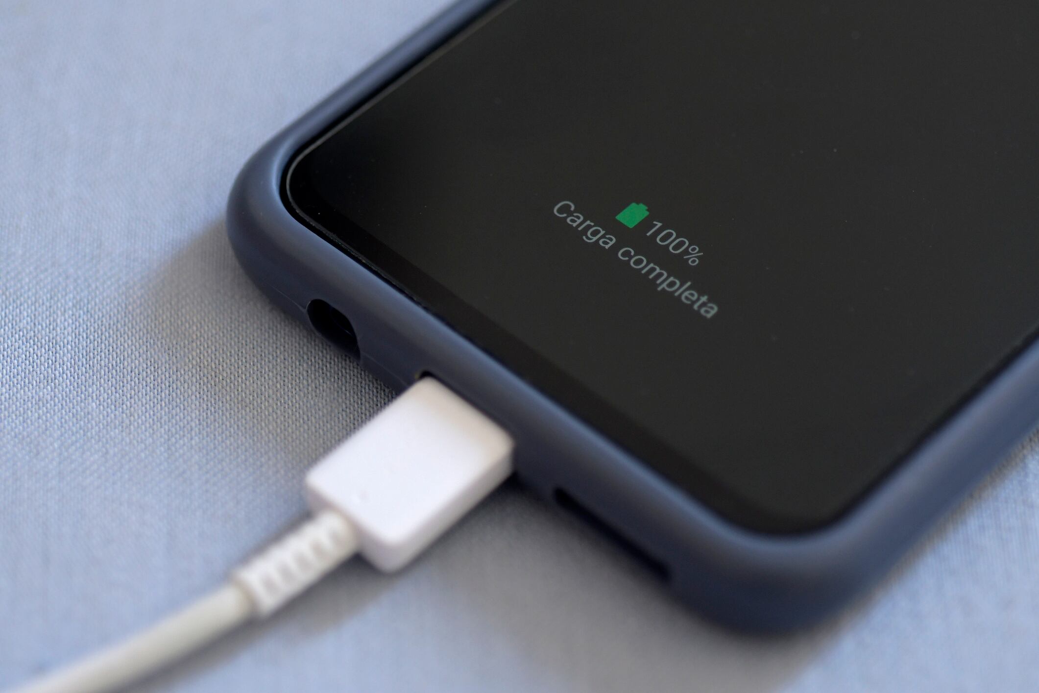 Expertos advierten que mantener el celular cargado al máximo afecta su durabilidad.