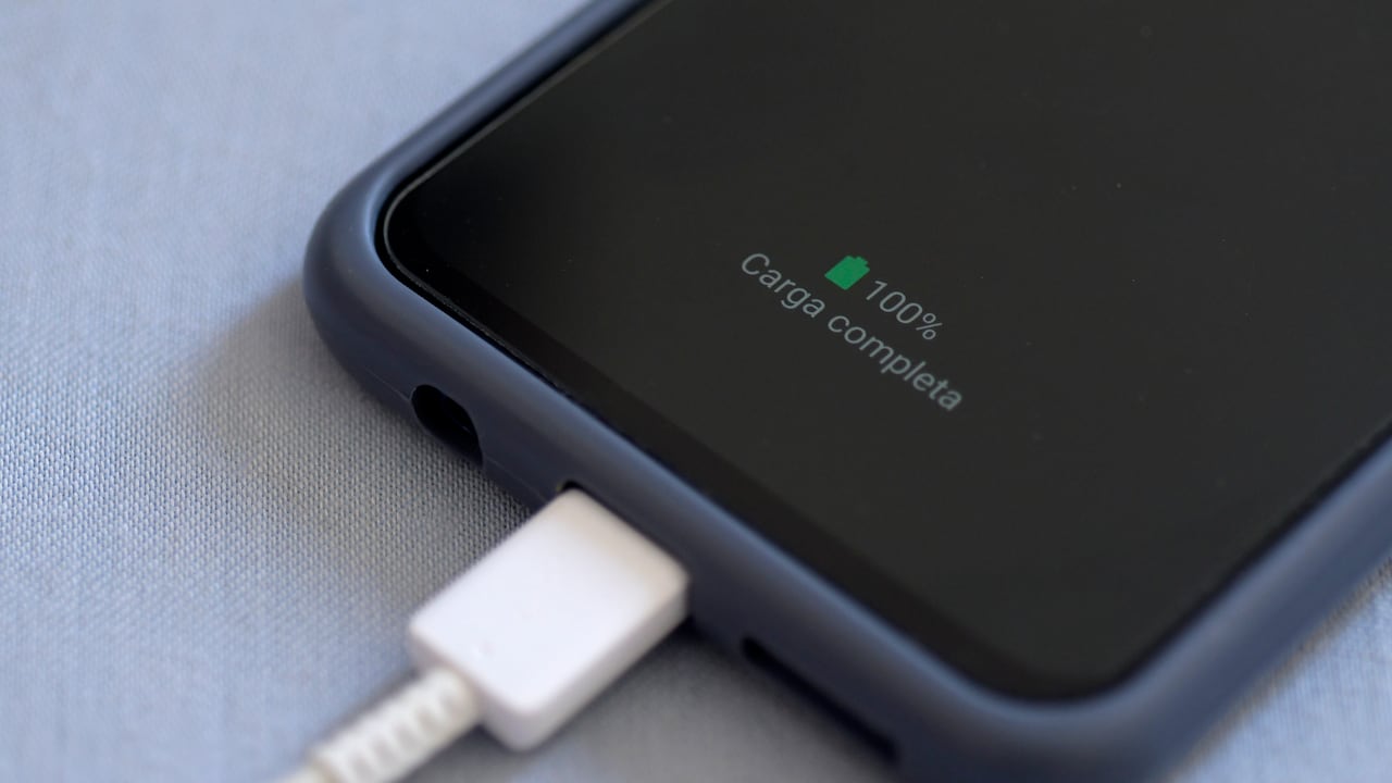 Expertos advierten que mantener el celular cargado al máximo afecta su durabilidad.