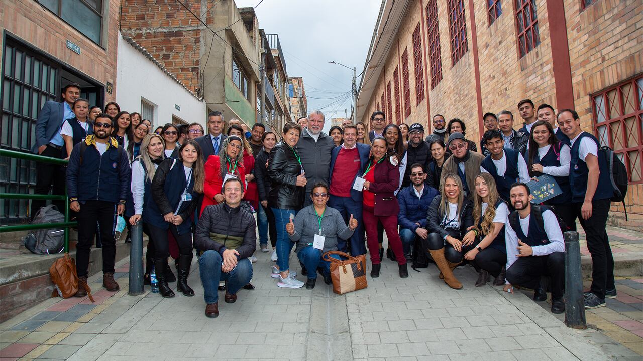 La Universidad cuenta con sedes en Bogotá, Medellín, Villavicencio, Bucaramanga y Tunja. Ofrece también educación a distancia.