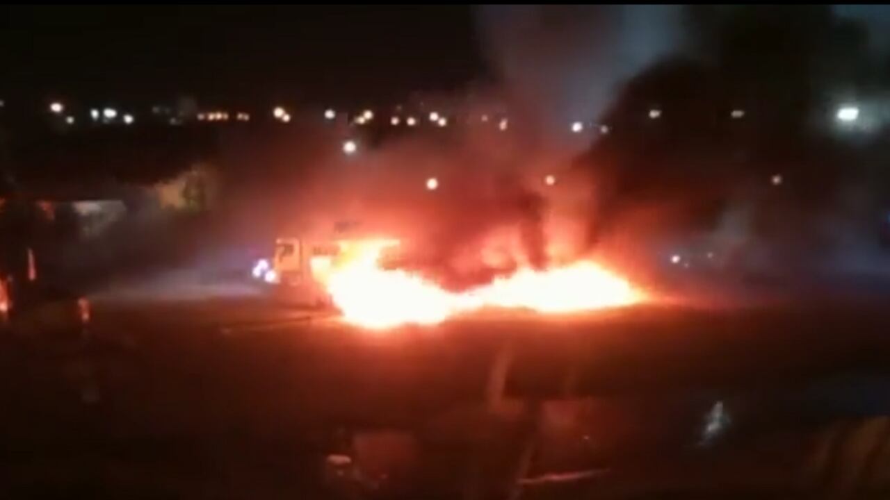 Cinco autos fueron incinerados por hinchas del club Aldosivi.