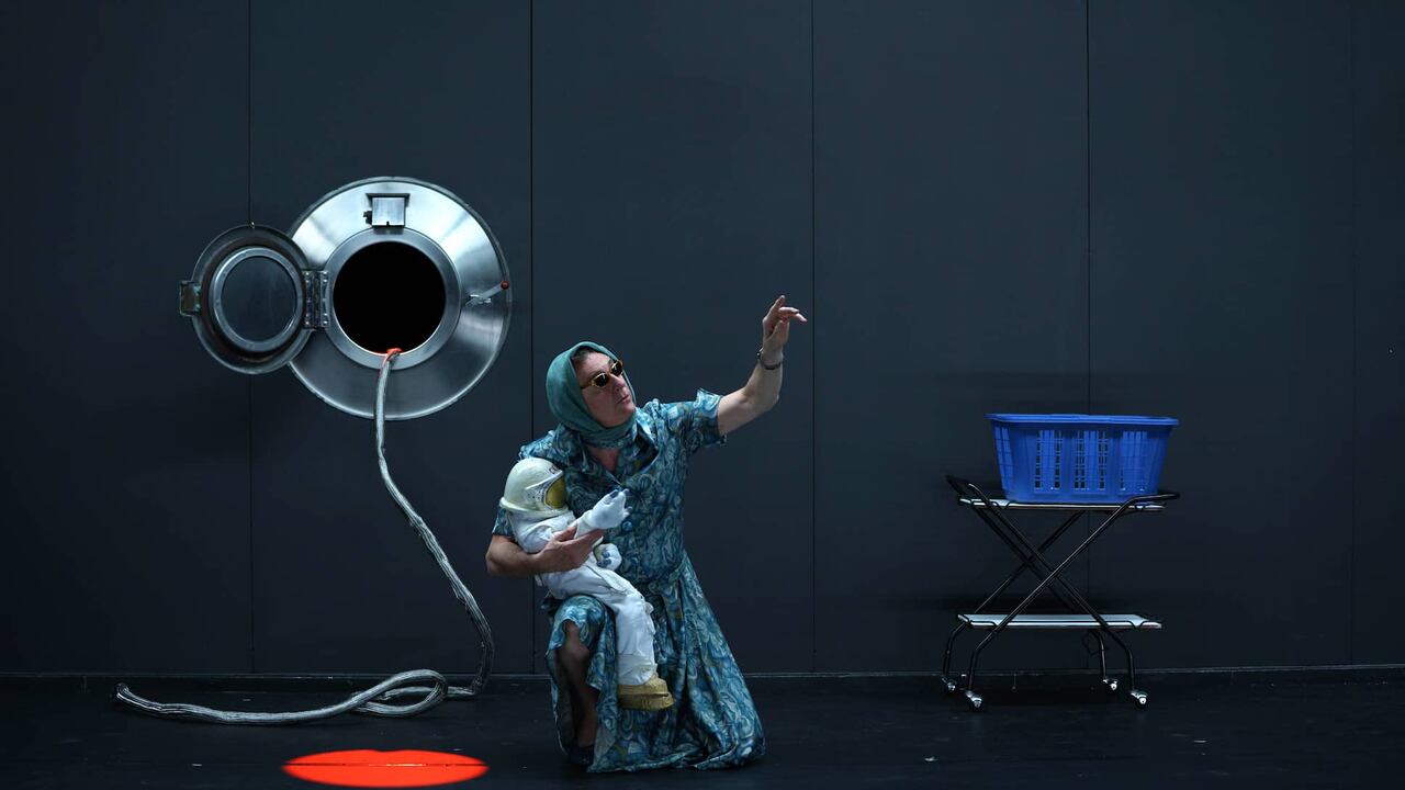 Imagen de la obra "The Far Side of the Moon" del dramaturgo canadiense Robert Lepage. Crédito: David Leclerc. Cortesía del Teatro Julio Mario Santo Domingo