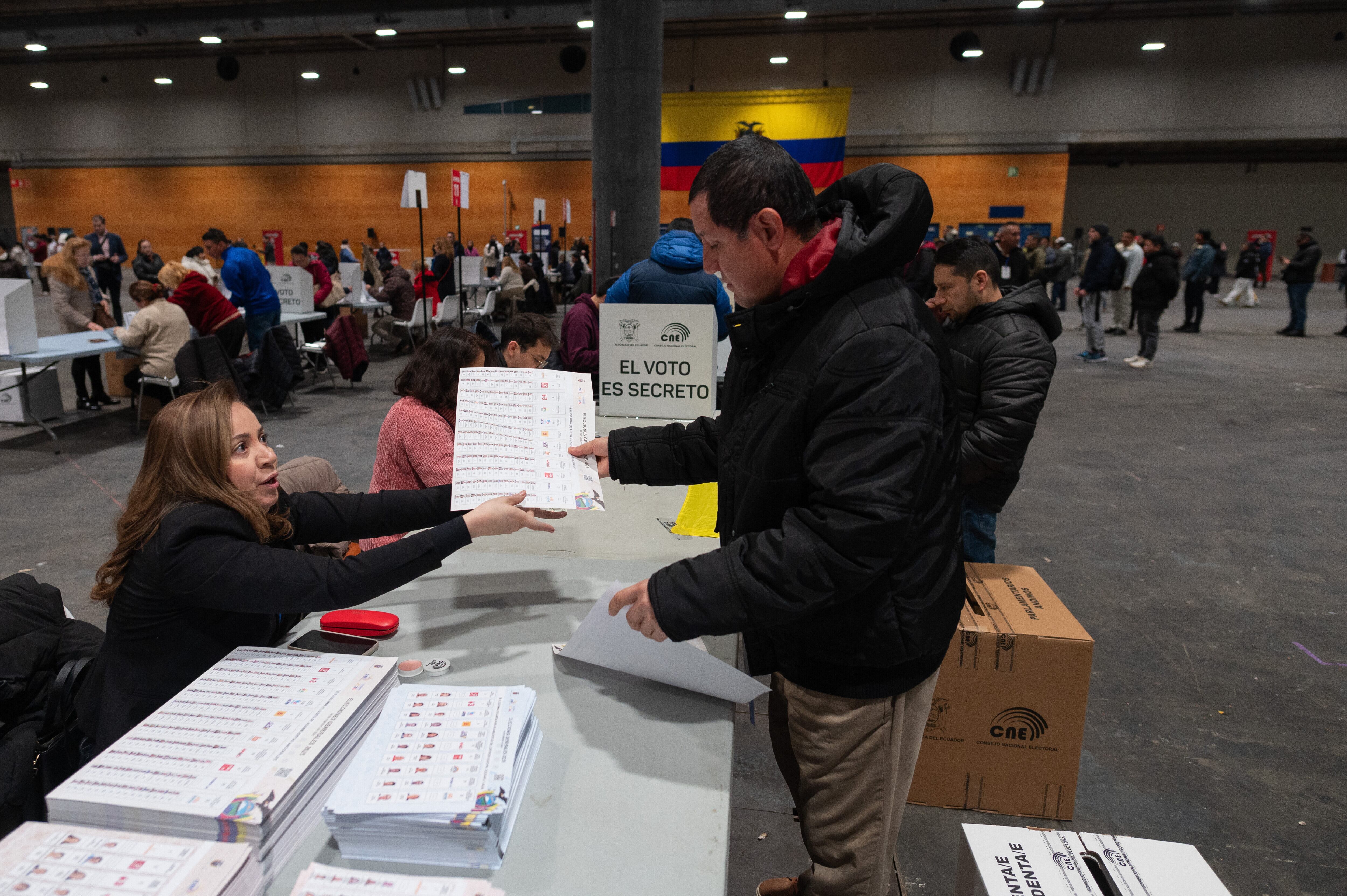 La falta de materiales traducidos podría dificultar la participación electoral de ciudadanos con un dominio limitado del inglés,(Photo by Marcos del Mazo/LightRocket via Getty Images)