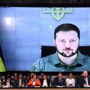 El presidente de Ucrania, Volodímir Zelenski, aparece en la pantalla para hablar durante la Primera Cumbre Parlamentaria de la Plataforma Internacional de Crimea en Zagreb, Croacia, el martes 25 de octubre de 2022. (Damir Sencar/Pool via AP).