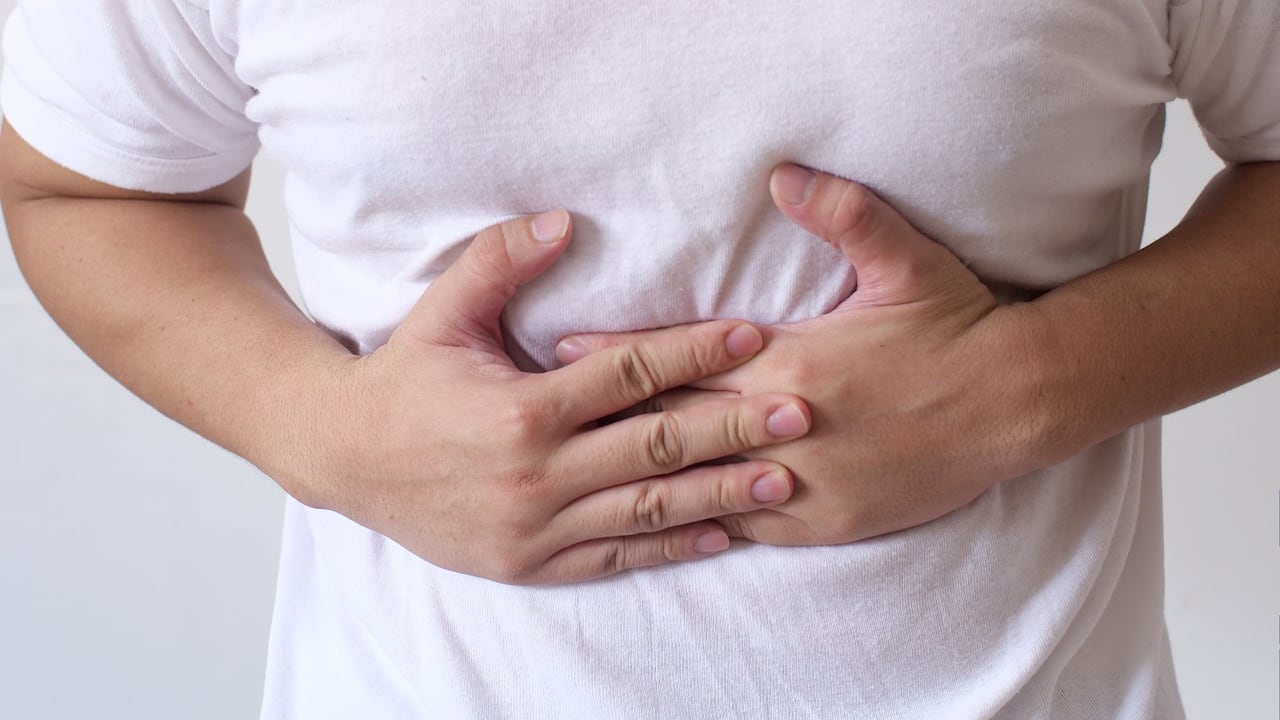 La gastritis se presenta cuando el revestimiento del estómago resulta hinchado o inflamado.