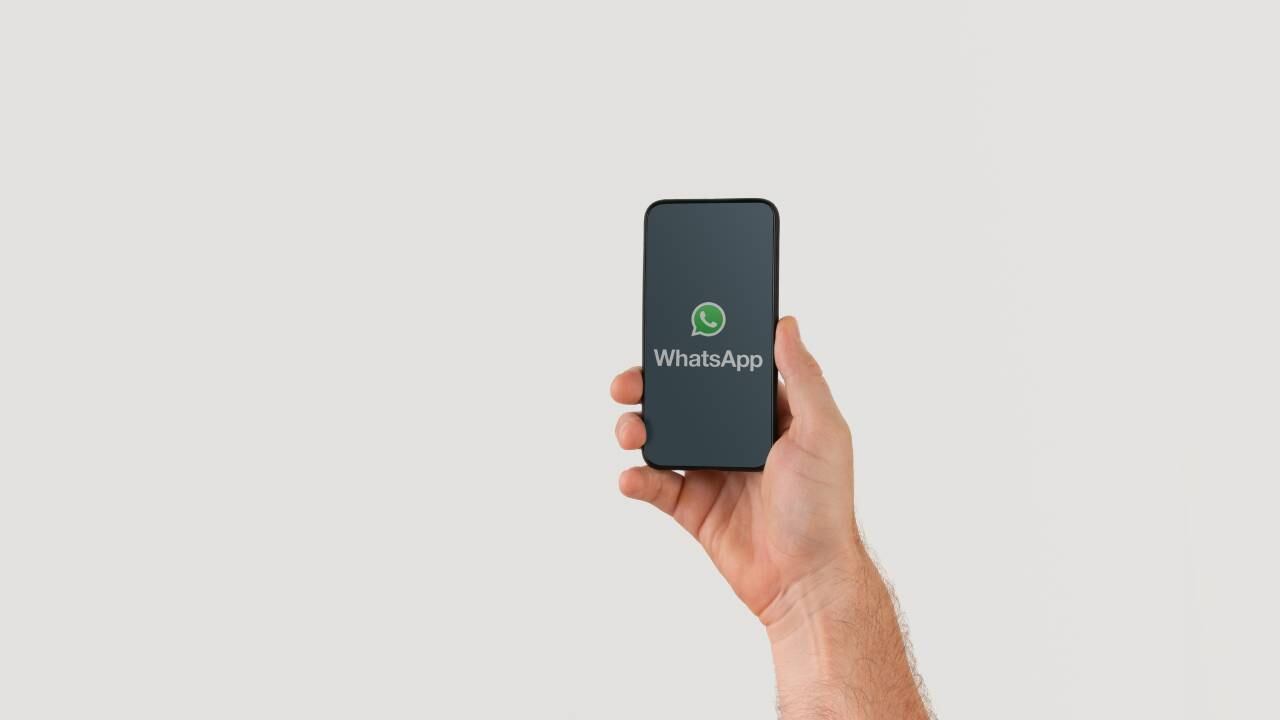 En la aplicación de mensajería puede poner villancicos en sus estados. Foto GettyImages.