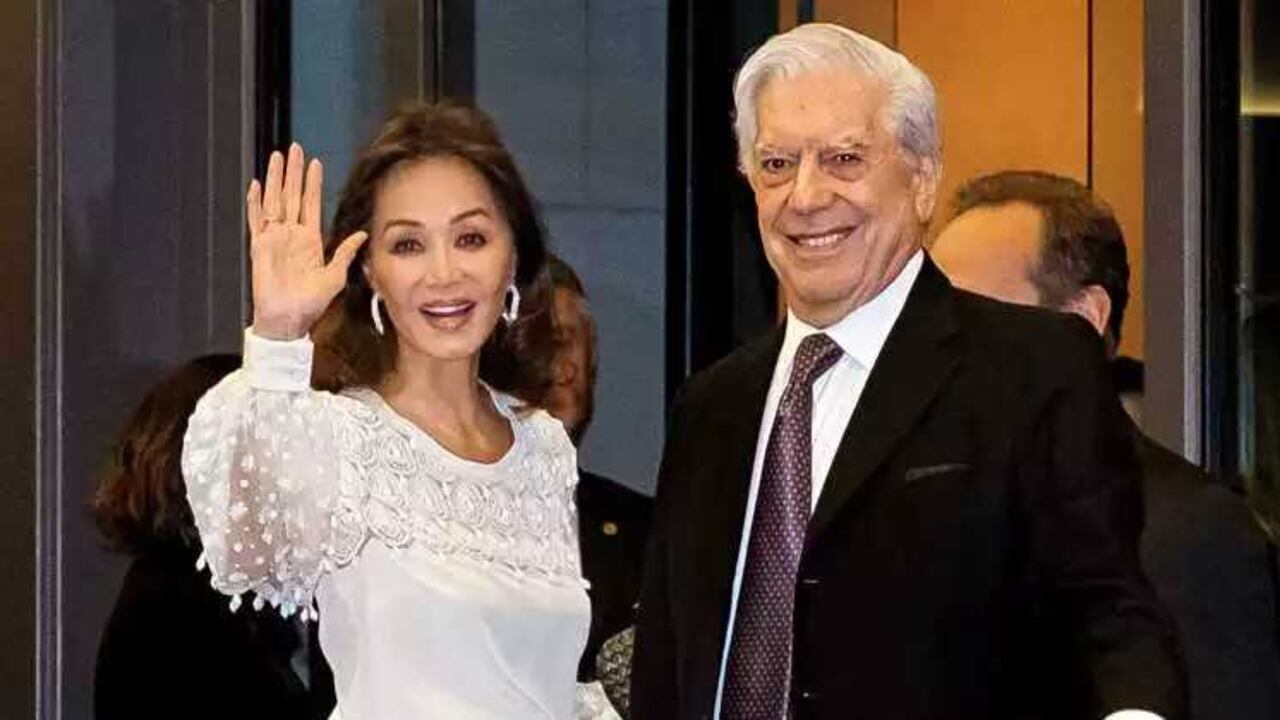 El escritor le ha pedido matrimonio pero ella no ha respondido.