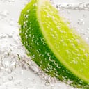 El agua con la que se toma el limón puede ser gasificada.