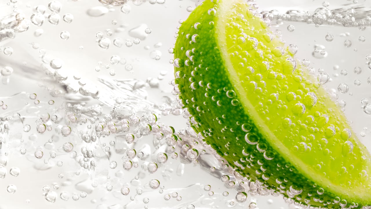 El agua con la que se toma el limón puede ser gasificada.
