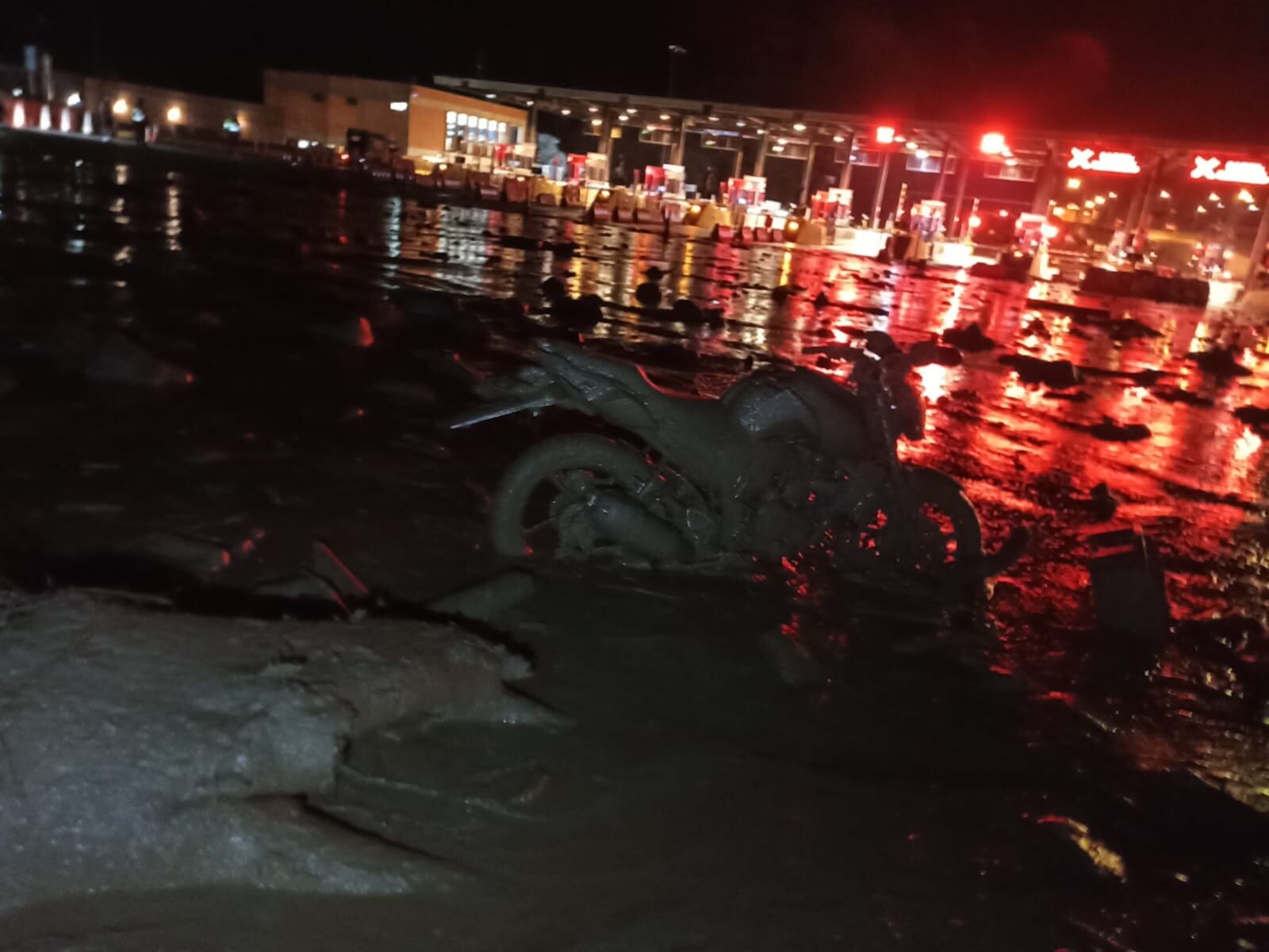 La tragedia dejó bajo el lodo el peaje de Naranjal.