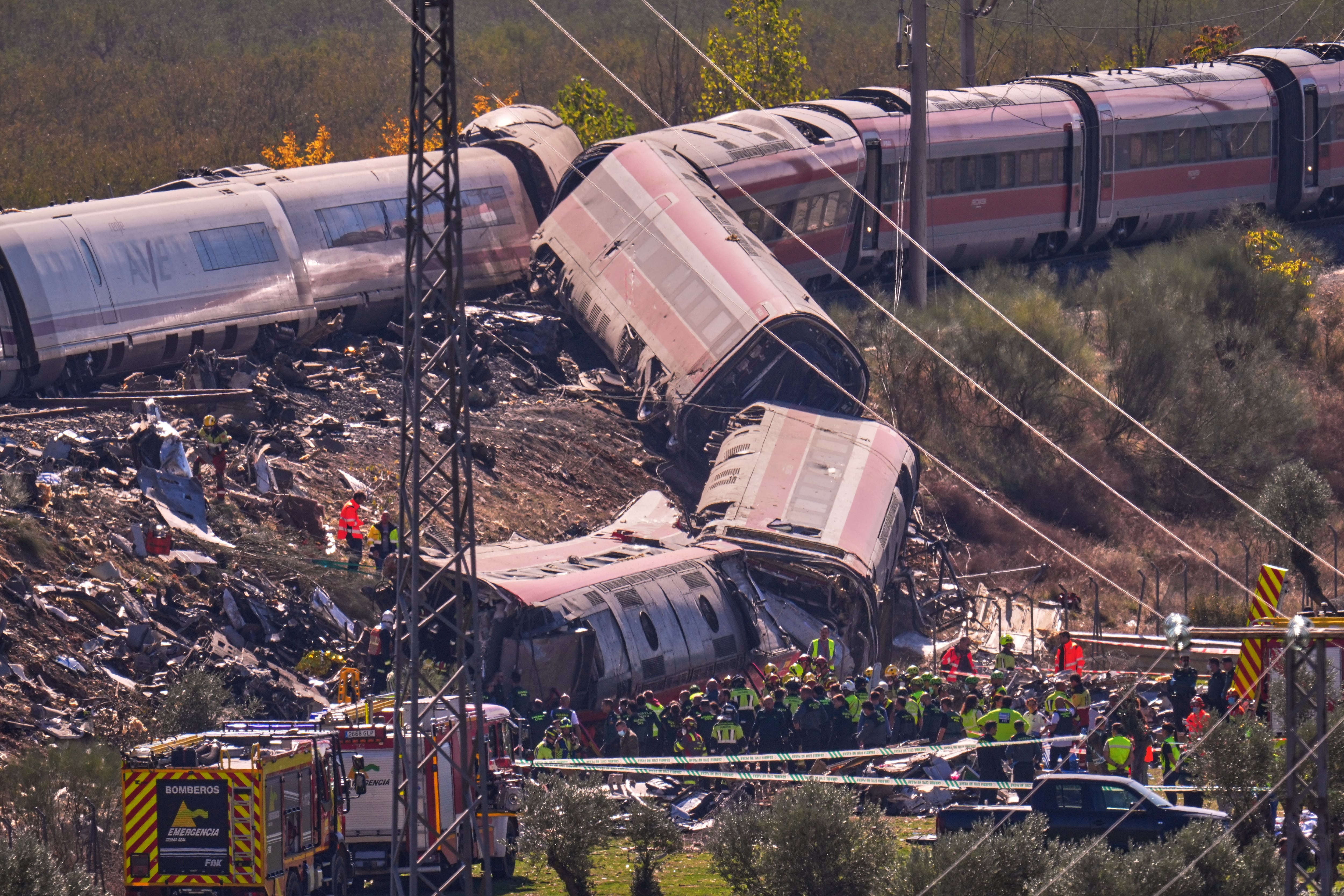 Choque de trenes en España deja decenas de muertos y heridos.