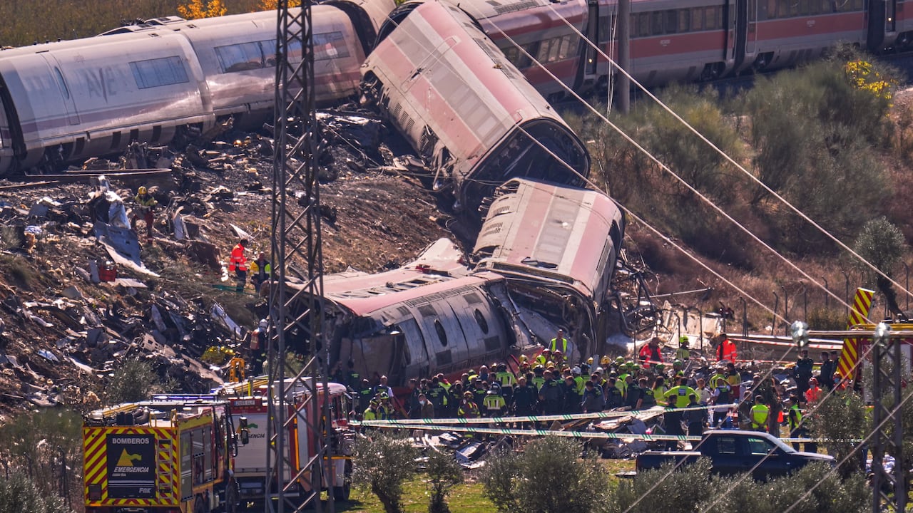 Choque de trenes en España deja decenas de muertos y heridos.