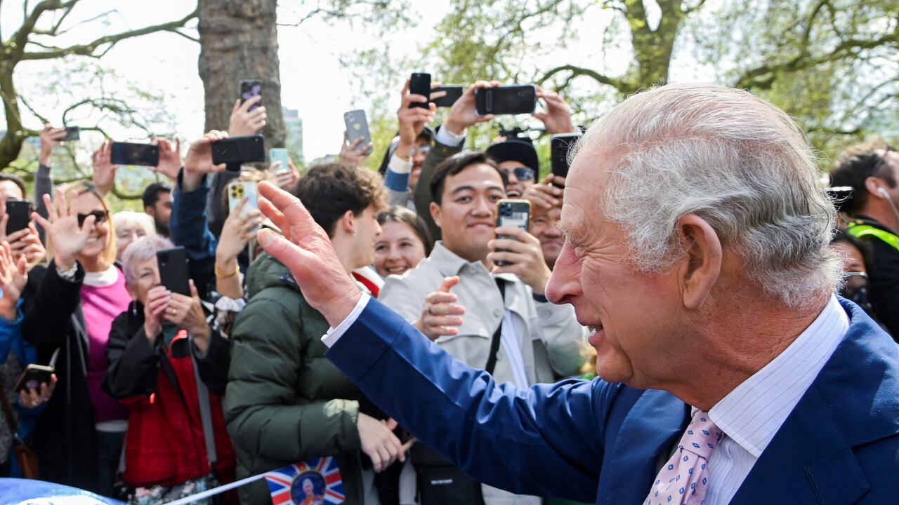 El rey Carlos III de Gran Bretaña saluda a los simpatizantes fuera del Palacio de Buckingham, en Londres, el viernes 5 de mayo de 2023, un día antes de que se lleve a cabo su coronación en la Abadía de Westminster.(Toby Melville, Pool via AP)