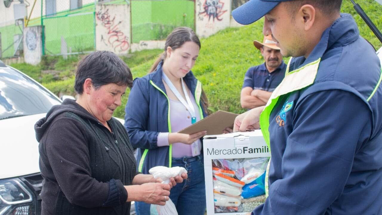 La CAR entregó ayudas humanitarias a damnificados por la ola invernal en el departamento.