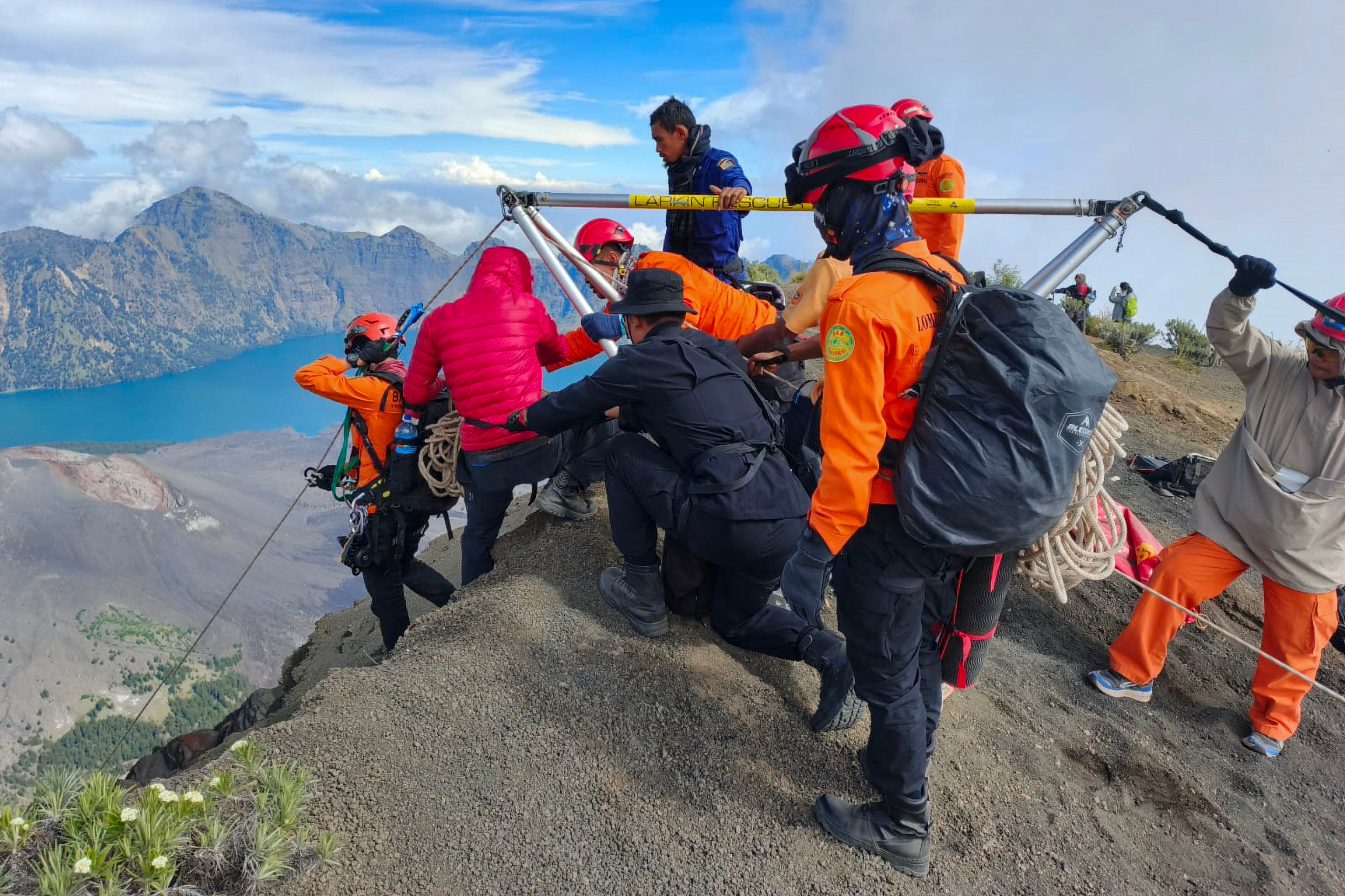 La turista brasileña que cayó por un barranco en un volcán indonesio fue encontrada muerta.