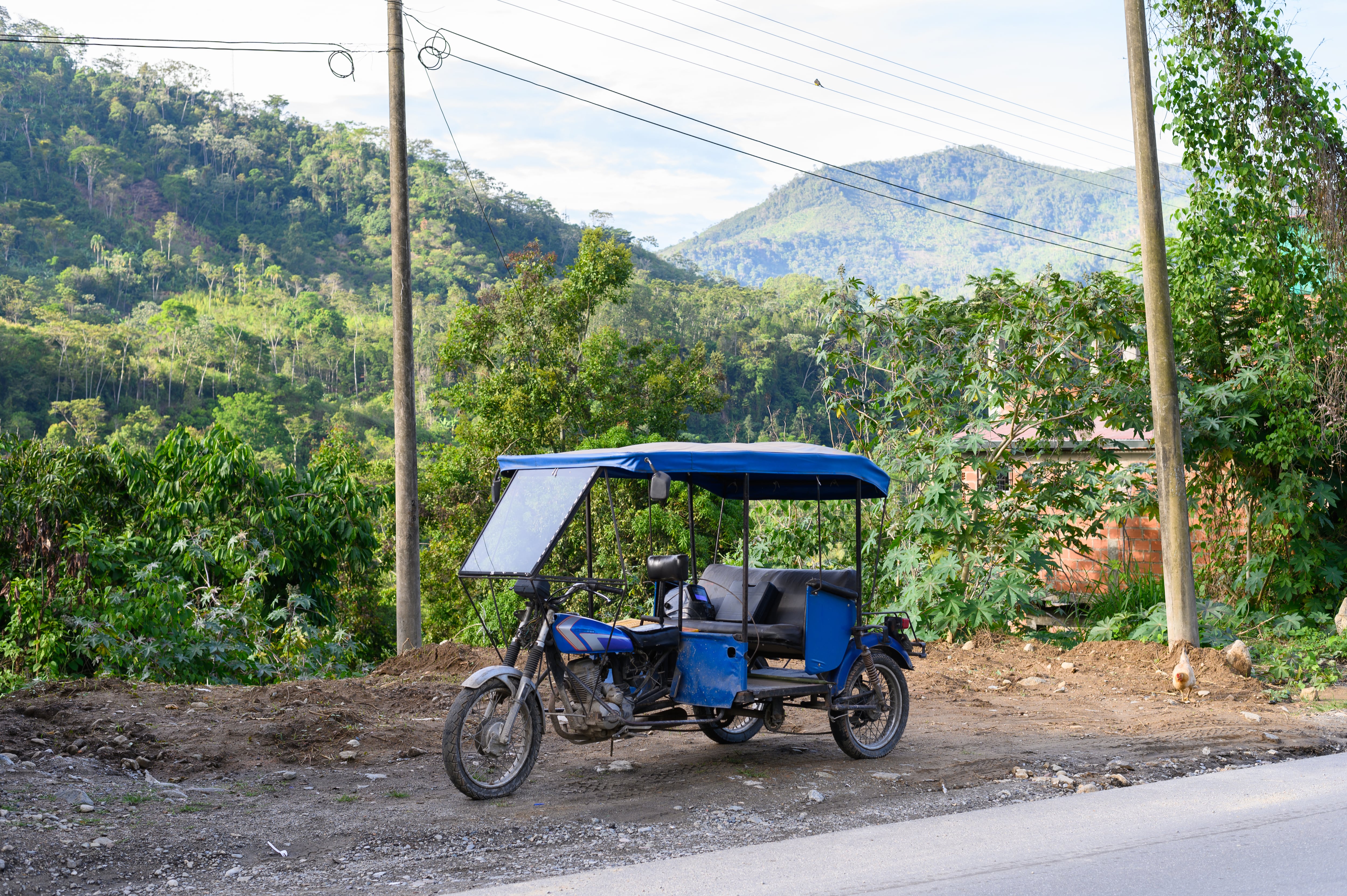 Mototaxi en la calle - referencia