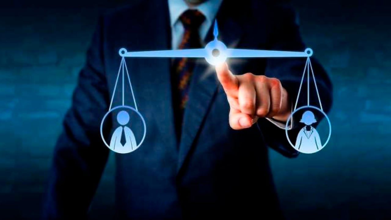 Las mujeres son más aversas al riego y eso hace que tengan menos propensión a usar productos financieros digitales. Además, en promedio, tienen menos teléfonos celulares con planes de datos que los hombres.