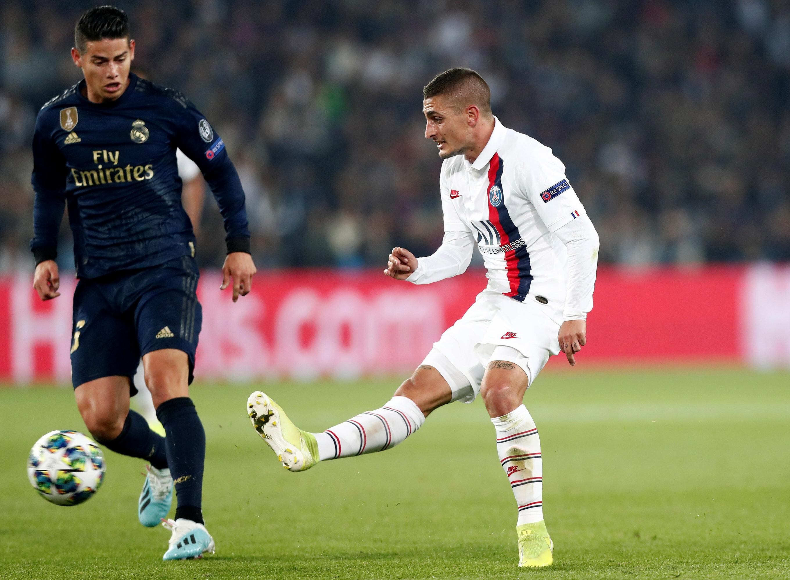 James Rodríguez marcando a Verrati, jugador del PSG.