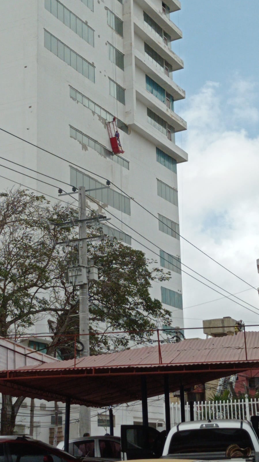 Los obreros quedaron colgando en el andamio