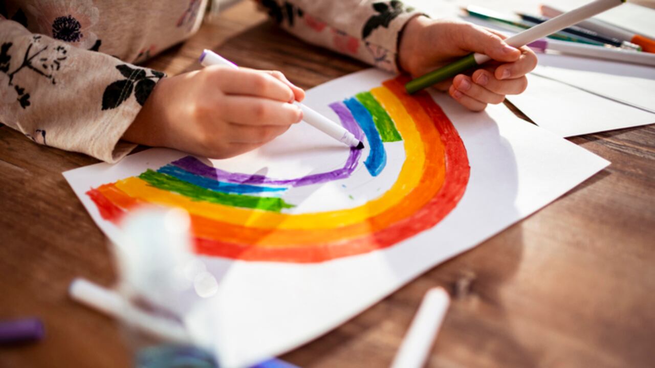 La maestra incluye libros para niños que discuten el transgénero en su salón de clases, como ‘I am Jazz’ para ayudar a los niños a comprender el concepto.