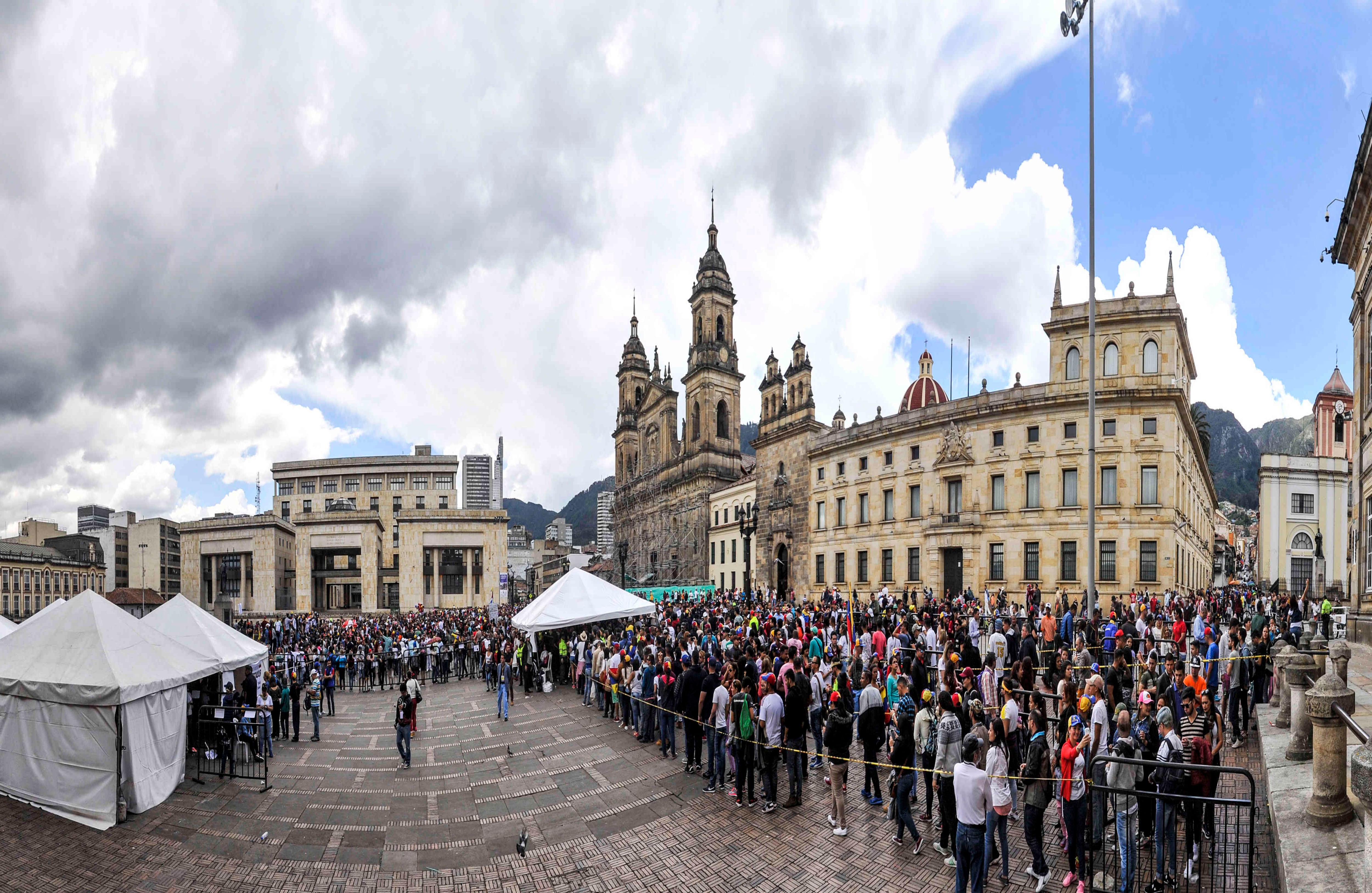 Miles de venezolanos  hacen fila para sufragar, en la Plaza de Bolívar, en Bogotá,  el domingo 16 de julio de 2017,  en Colombia, durante las votaciones al plebiscito. Esta jornada democrática ha sido  impulsada  por la oposición al gobierno de Nicolás Maduro. En las tarjetas, los ciudadanos deben responder ‘sí’ o ‘no’ a tres preguntas: la primera es si respalda el plan del presidente Nicolás Maduro de cambiar la Constitución; la segunda es si  apoya la intervención de las Fuerzas Armadas para “restituir el orden constitucional” y por último si desea un gobierno de unidad nacional. Foto: Carlos Julio Martínez / SEMANA