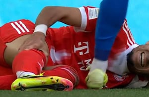 ¿Llega contra el PSG? La brutal falta que puso en duda el estado físico de Luis Díaz.