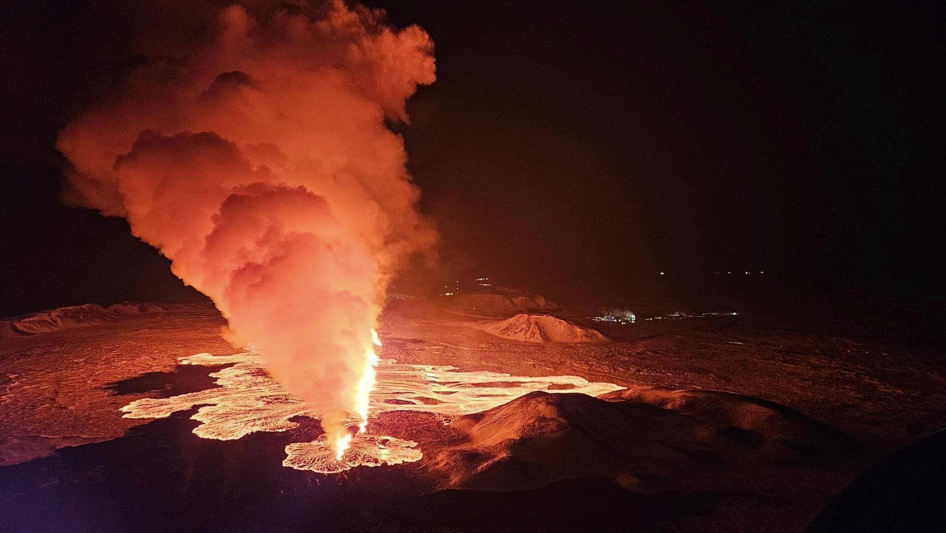 Una vista aérea muestra lava después Erupción volcánica al noreste de Sylingarfell, cerca de Grindavik, península de Reykjanes, Islandia, la madrugada del jueves 8 de febrero de 2024.