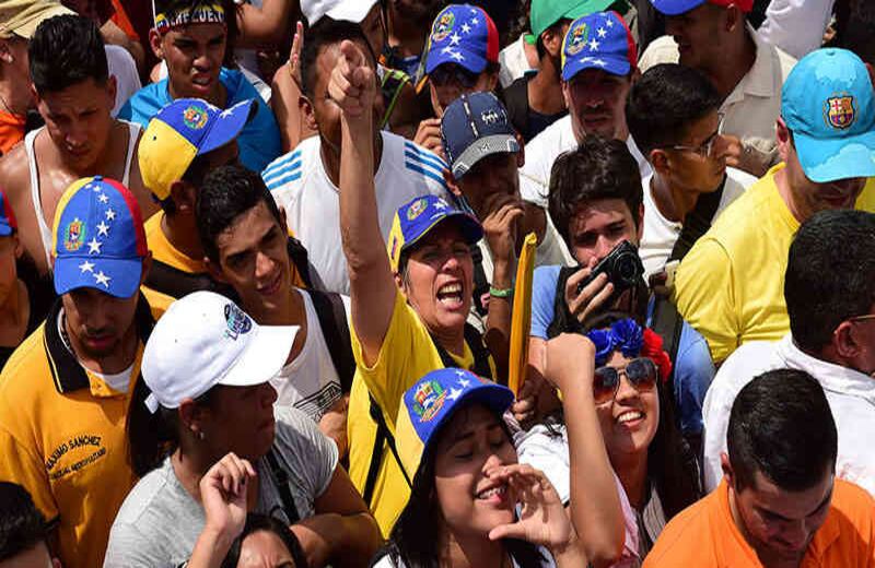 Personas de todas las edades se toman Caracas para presionar una salida a la crisis.