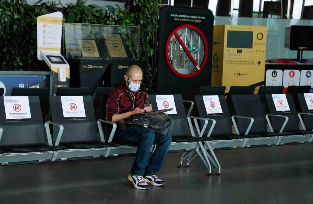 Para aquellos departamentos con una tasa de contagio covid-19 menor a 1.000 por 100.000 habitantes y cuya principal vía de acceso desde otros departamentos sea únicamente la aérea se estableció un protocolo especial con el objetivo de proteger a la población. Foto: Guillermo Torres/SEMANA