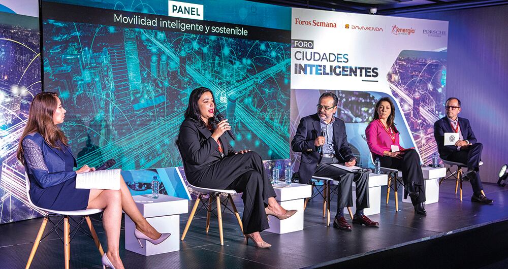 Yazmín Maya, directora de Proyectos de Business Sweden; Yulieth Porras, gerente de la Empresa de Energía de Pereira; Carlos Enrique Rodríguez, subdirector de SEMANA; Margarita Henao, CEO de Daviplata, y Juan Felipe Bedoya, gerente de Porsche Colombia.