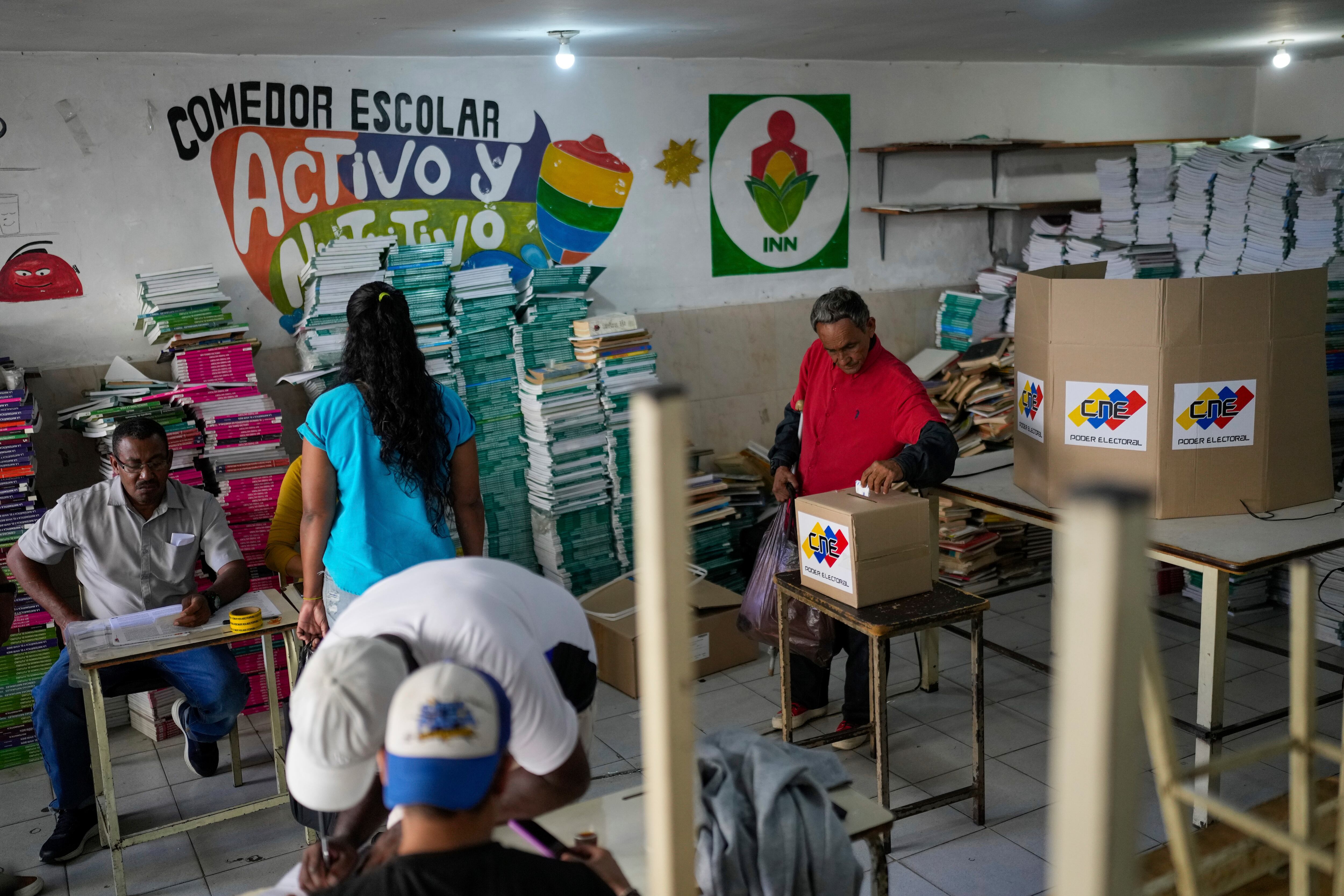 La gente vota durante las elecciones presidenciales en Caracas, Venezuela, el domingo 28 de julio de 2024.