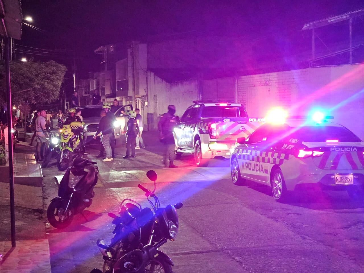 La tranquilidad de los habitantes del barrio Postobón de El Bordo, Cauca, se vio truncada por este nuevo ataque a la Policía, donde un uniformado resultó herido.