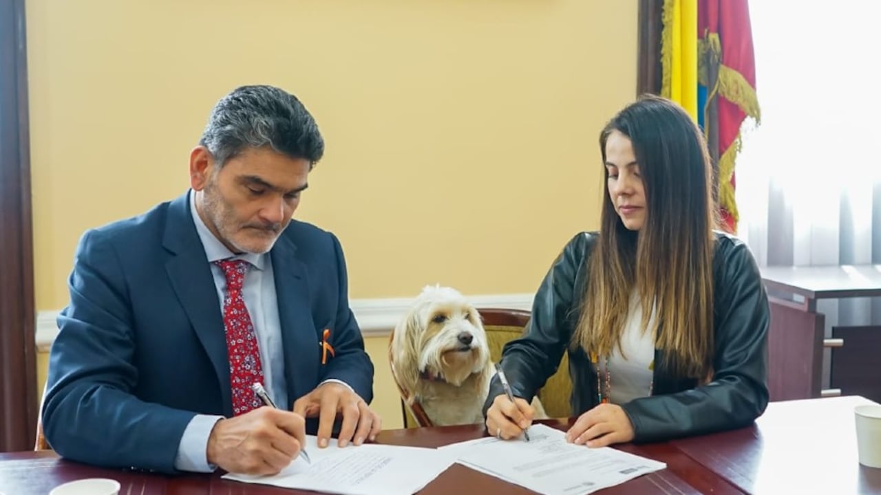 La senadora Esmeralda Hernández radicó el proyecto de ley en el Senado junto a su mascota.