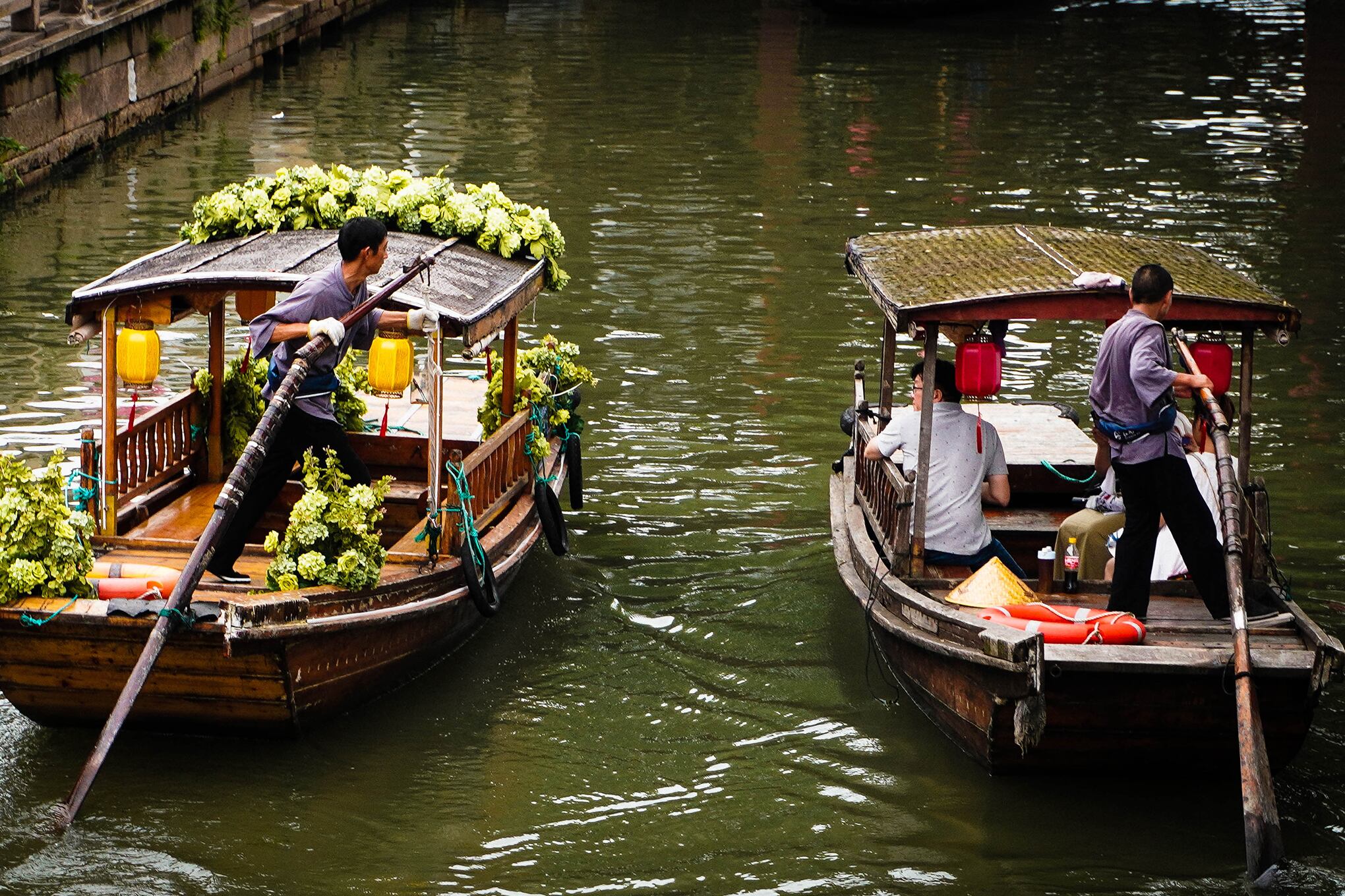 Gondoleros en las aguas de Zhujiajiao, en Shanghái