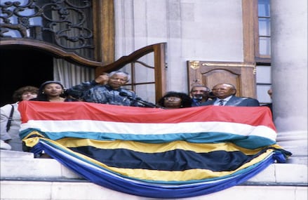 Una vez libre, Mandela visitó muchos países y se reunió con líderes mundiales mientras preparaba su candidatura para conquistar la presidencia de Sudáfrica por la vía democrática. En esta imagen se ve al líder en la Embajada de Sudáfrica de Londres.