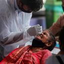 Los gobiernos se esfuerzan en avanzar en las campañas de vacunación, entorpecidas en las últimas semanas debido a temores de supuestos efectos adversos de la vacuna de AstraZeneca.