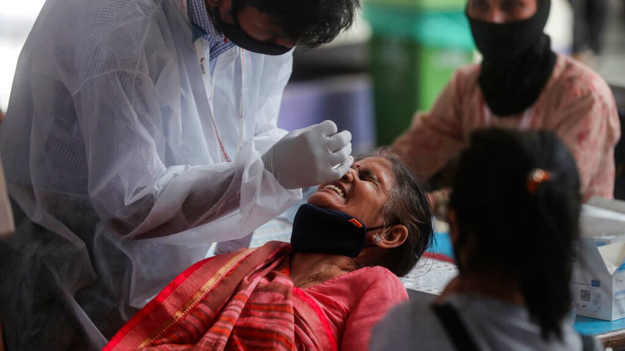 Los gobiernos se esfuerzan en avanzar en las campañas de vacunación, entorpecidas en las últimas semanas debido a temores de supuestos efectos adversos de la vacuna de AstraZeneca.