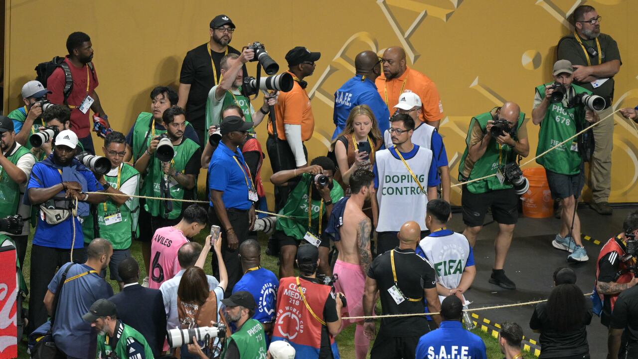 Lionel Messi saliendo del campo tras la derrota contra el PSG por el Mundial de Clubes.
