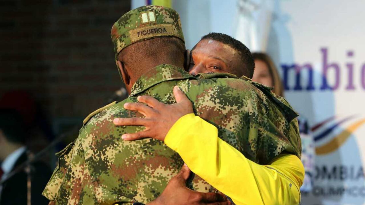 La emoción de Figueroa en un abrazo con su hermano. EFE/MAURICIO DUENAS CASTAÑEDA