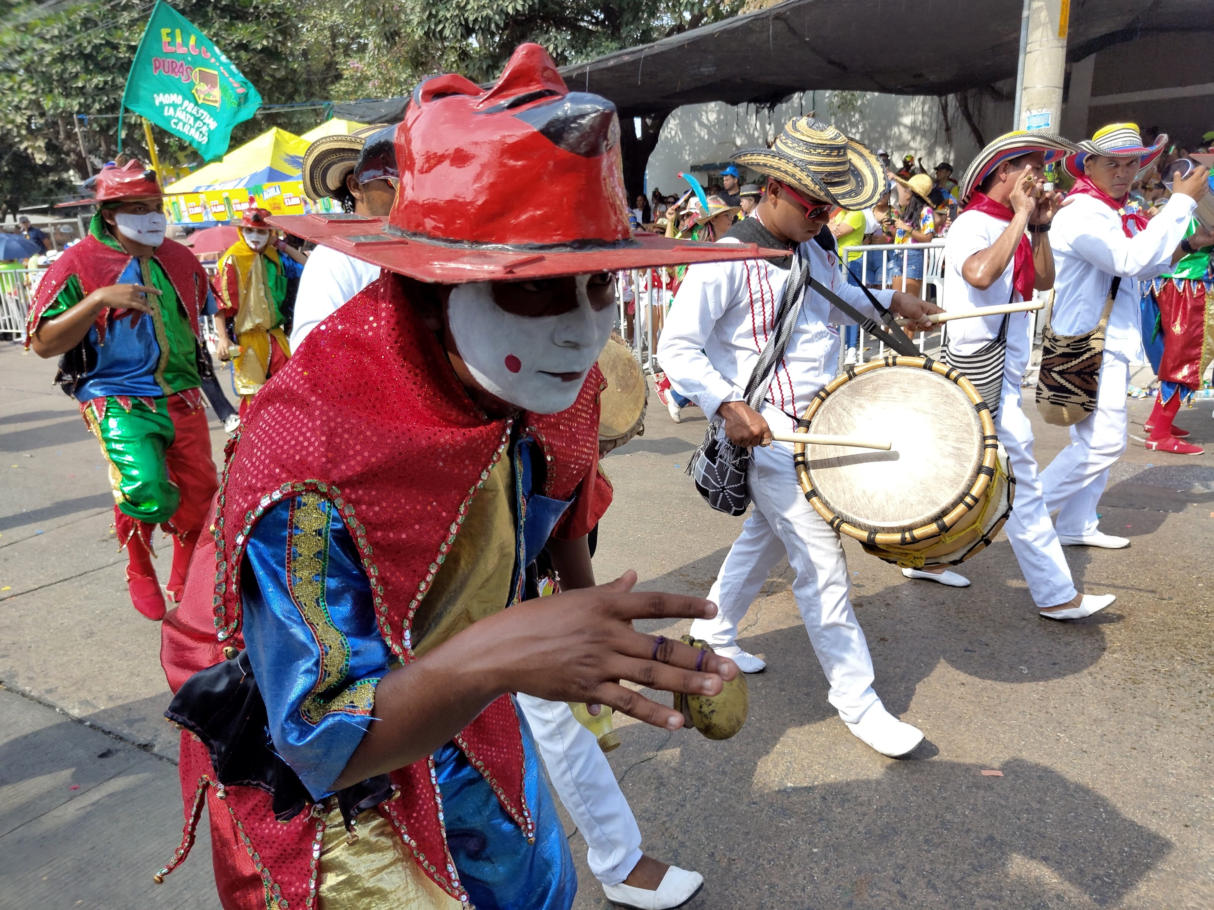 El carnaval de Barranquilla con  Batalla de flores dio inicio oficial a cuatro días de cultura, colorido, tradición, pero sobre todo una "gozadera total" para propios y extraños que en esta ocasión presentó una participación a  de 20 carrozas y estuvo a reventar en todo su recorrido por  la vía 40. foto José L Guzmán. El País.