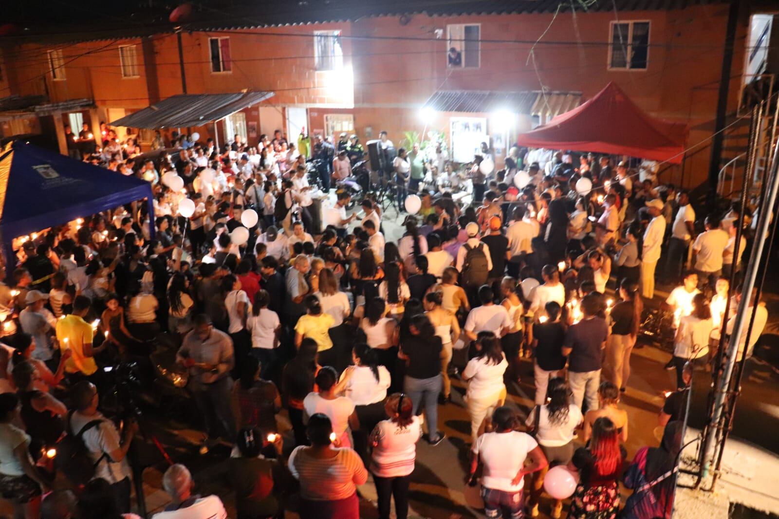 El anuncio del toque de queda se realizó en medio de la velatón que se hizo en honor a Sofía Delgado.