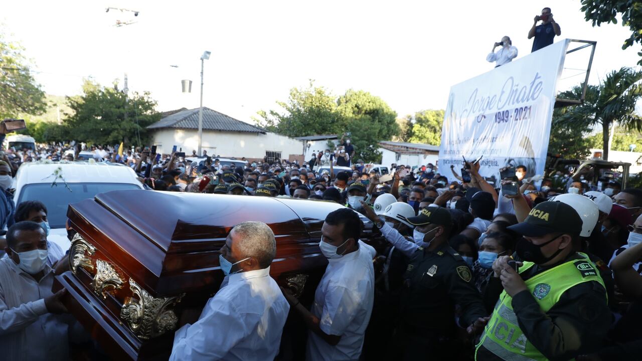Una multitud acompañó el ataud de Jorge Oñate hasta el cementerio de La Paz, donde nació en 1949.