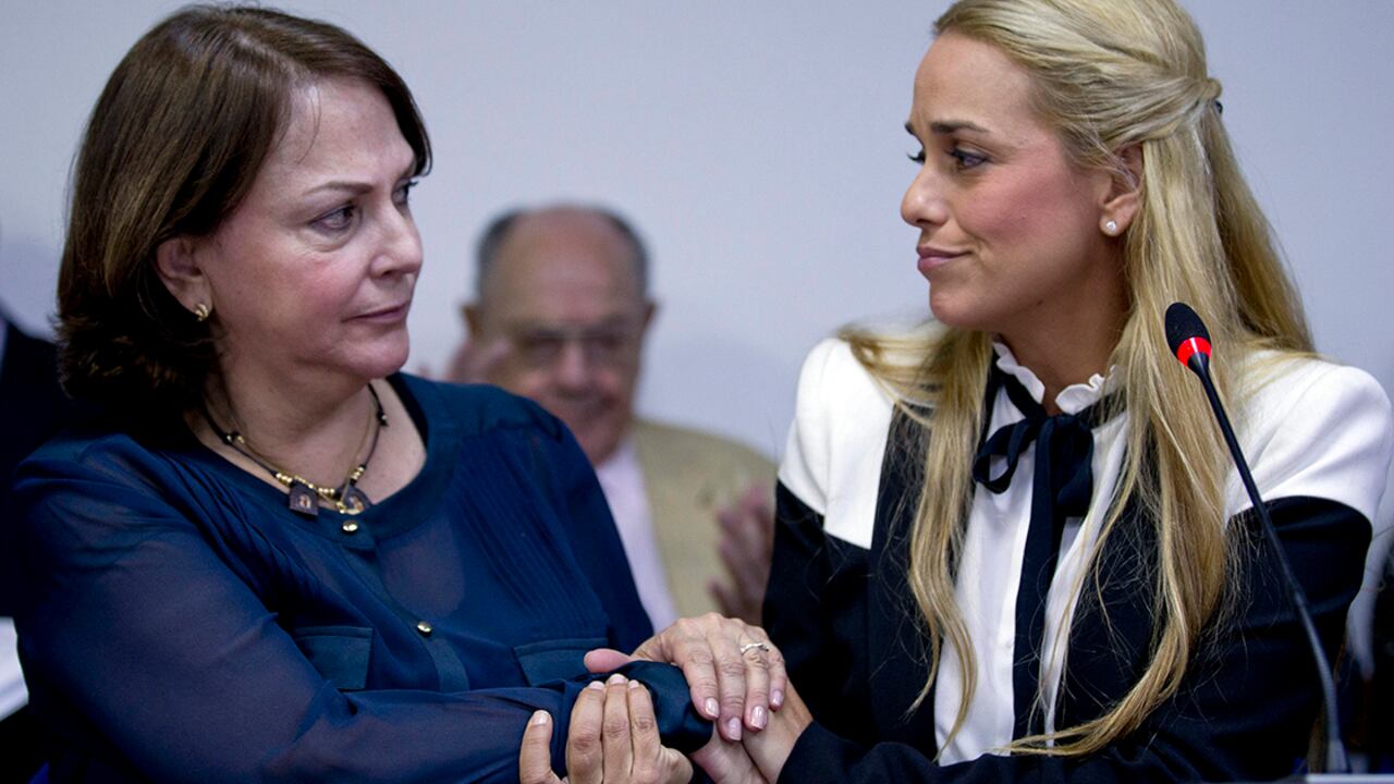 Mitzy Capriles de Ledezma (i) y Lilian Tintori (d).