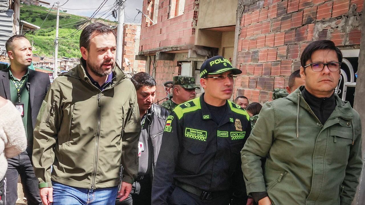 Carlos Fernando Galán, alcalde de Bogotá en recorrido junto a la Policía y otros miembros de la fuerza pública.