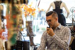 La solución permite a los trabajadores y sus equipos de trabajo compartir imágenes, documentos, mapas, mensajes y videos, y permanecer conectados utilizando sus dispositivos habituales como celulares, tabletas, notebooks, radios, etc. sin importar la red que utilicen.