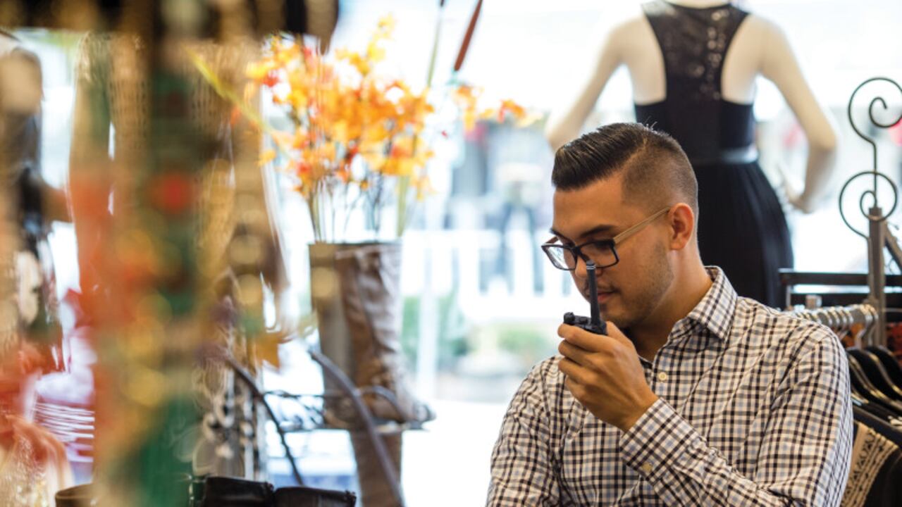 La solución permite a los trabajadores y sus equipos de trabajo compartir imágenes, documentos, mapas, mensajes y videos, y permanecer conectados utilizando sus dispositivos habituales como celulares, tabletas, notebooks, radios, etc. sin importar la red que utilicen.