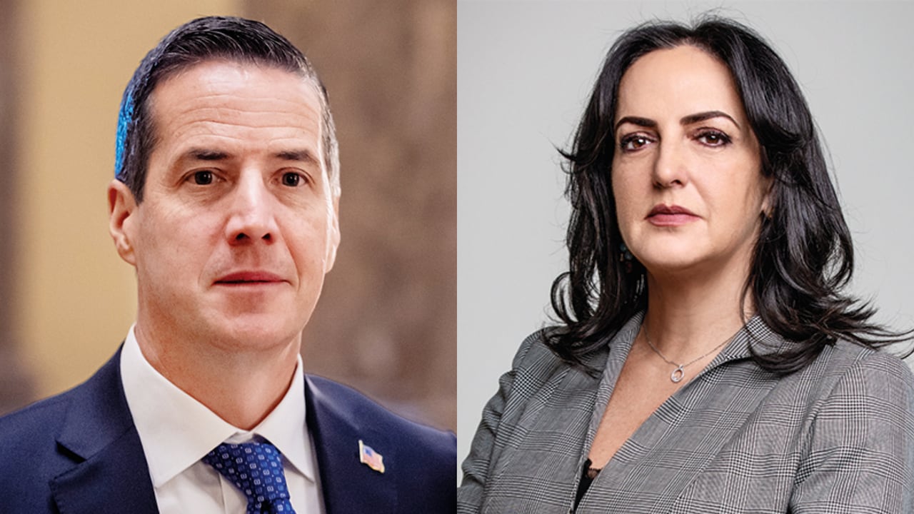 María Fernanda Cabal le entregó una carta al senador Bernie Moreno.