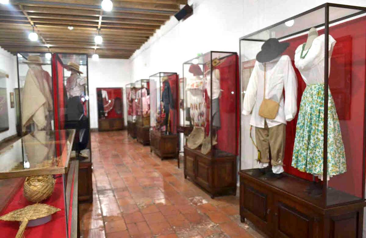 Museo de trajes regionales: De paso, puede conocer la casa de Manuelita Sáenz, el gran amor de Simón Bolívas, pues es en ese edificio, en la calle 10 con carrera 6, donde está ubicado el museo. Allí, desde 1972 se exponen trajes y tejidos autóctonos de todo el país de y los diversos grupos étnicos que lo habitan.  La colección tiene sombreros, vestidos, tejidos, encajes y accesorios que abarcan desde épocas precolombinas hasta tiempos recientes. Además, enseñan a tejer y a trabajar con cerámica. Foto: http://goguiadelocio.com.co 