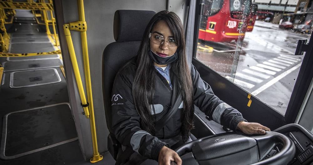 Liliana Guiza tiene 29 años y es madre soltera de tres hijos de doce, nueve y cinco años. Es conductora de transporte público en Bogotá desde hace ocho años y en 2019 asumió la responsabilidad de ser operaria de la flota de TransMilenio. Su turno comienza a las 3.30 a.m. y nunca parten de la misma estación. Foto: Juan Carlos Sierra / SEMANA.