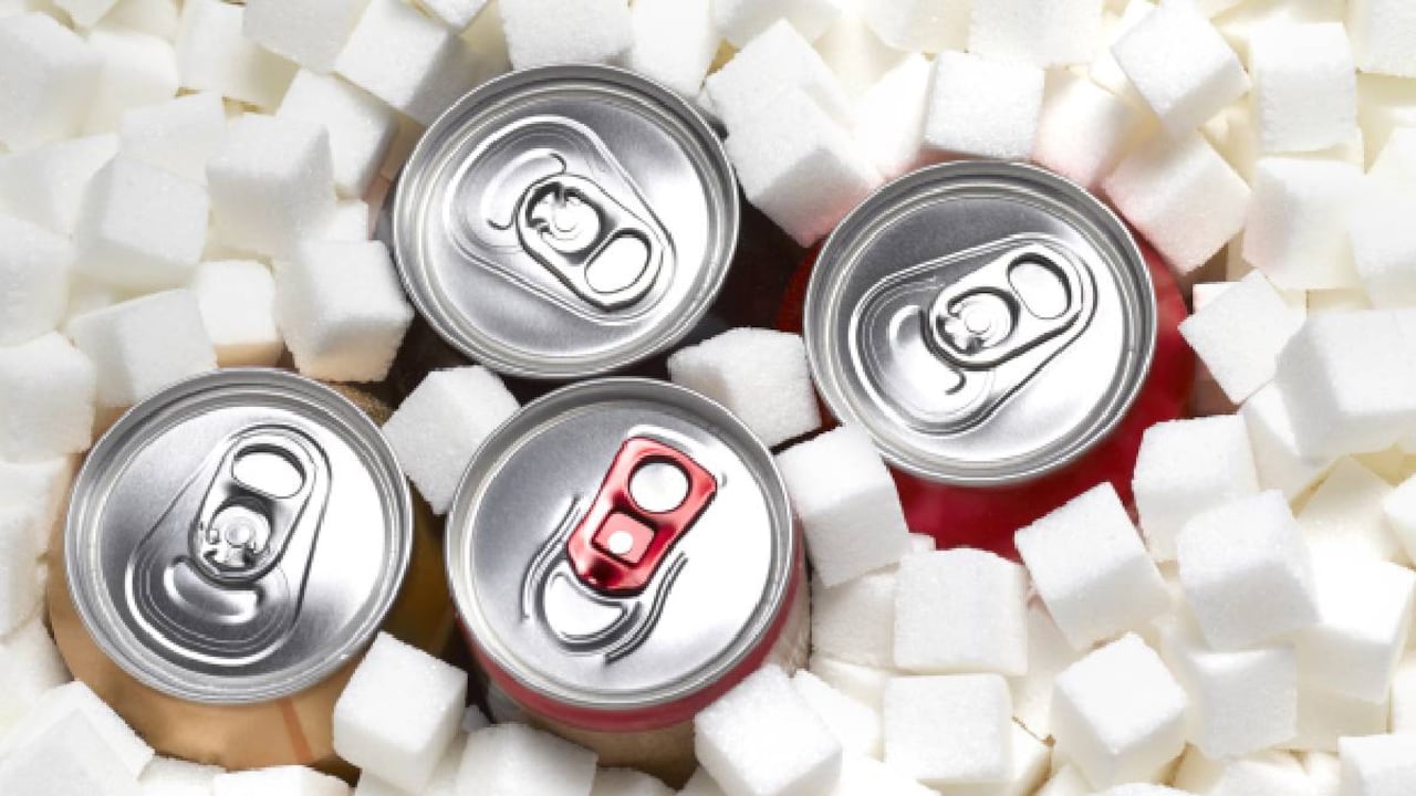 Las bebidas energizantes contienen altas cantidades de cafeína y azúcar.