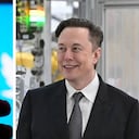 Elon Musk fue demandado por Twitter debido a un incumplimiento de contrato de compra de esta red social. Foto: AP/ Gregory Bull - Patrick Pleul. Montaje SEMANA.